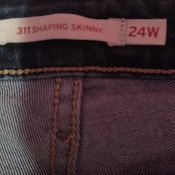 Ladies Levi’s- dark wash with decorative knee patch - Picture 5 of 7